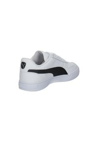 Sneaker sintetico bianco con logo PUMA nero e striscia di accento, dotato di suola piatta e colletto imbottito per il comfort.