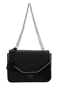 Borsa a tracolla in faux pelle nera con catena argentata, decorata con borchie argentate lungo il ribattino e un logo sul davanti.