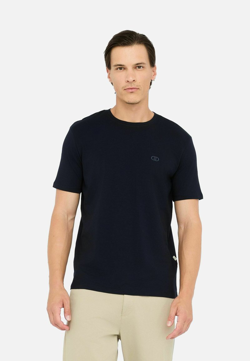 T-shirt di cotone blu navy a maniche corte, con colletto rotondo e un piccolo logo sul petto. Texture liscia, design minimalista.