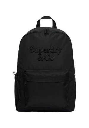 Sort stofrygsæk med tophåndtag, front lynlåslomme, sidelomme og "Superdry & Co" broderet foran.