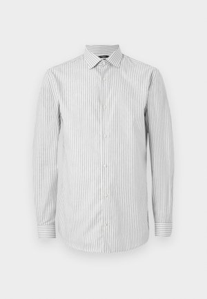 Prugasta dolga majica s kratkimi rokavi v beli in svetlo sivi barvi, z ovratnikom in gumbom na zapiranju, s kontrastnimi prugastimi manšetami in gladko teksturo.