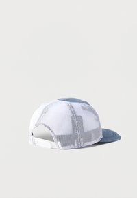 Μπλε μπροστινό καπέλο μπέιζμπολ με λευκό δίχτυ στην πίσω πλευρά και ρυθμιζόμενο κούμπωμα με κλιπ, σε λευκή επιφάνεια, πλευρική όψη.