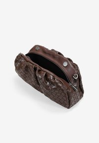 Bolso de mano de cuero trenzado marrón con cremallera superior y cierre de botón magnético, mostrado abierto sobre un fondo blanco.