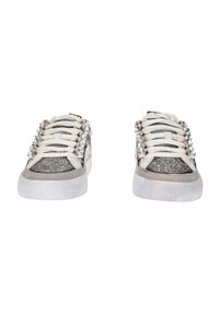 Sneakers argentati brillanti con lacci bianchi, caratterizzati da strass decorativi lungo i lati, realizzati in materiali tessili e gomma.
