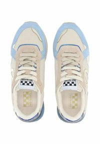 Beige und blaue Sneakers aus Mesh und Wildleder, mit einem karierten Logo, strukturierten Akzenten und einer runden Zehenform.
