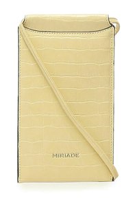 Gul faux krokodilleder crossbody taske med rektangulær form, der har en rem og prægede logo nederst.
