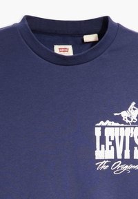 Navyblauwe katoenen T-shirt met ronde hals, voorzien van een witte grafische print van een cowboy te paard en het "Levi's" logo.