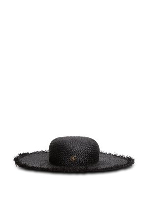 Szerokokrawędziowy czarny pleciony kapelusz ze słomy z postrzępionymi brzegami i małym złotym emblematem na przedzie korony.