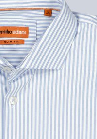 Gestreiftes hellblaues Hemd mit schlanker Passform, ausgestattet mit einem Button-Down-Kragen und weißen Knöpfen. Pflegeetikett sichtbar im Kragen.