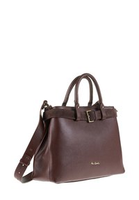 Sac à main en cuir brun avec une texture granuleuse, deux poignées arrondies, une bandoulière amovible et un accent en boucle sur une large bande.