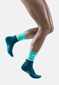 CEP THE RUN COMPRESSION SOCKS MID CUT WOMEN - MADE IN GERMANY - Sports socks - ocean petrol