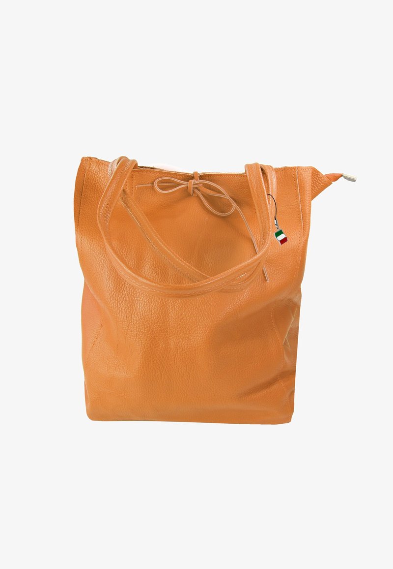 Sac fourre-tout en cuir orange avec une surface texturée, deux poignées et une fermeture à nœud. Comprend une petite étiquette avec un drapeau italien.
