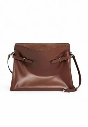 Bolso de cuero marrón con acabado liso, forma rectangular, dos correas frontales y una correa para el hombro desmontable. Diseño minimalista.