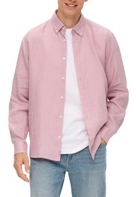Helles rosa Langarmhemd mit Knopfleiste aus weichem Stoff, ausgestattet mit einem Button-Down-Kragen und einer lockeren Passform, getragen über einem weißen T-Shirt.