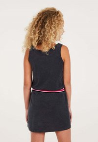 Dunkelgraues, ärmelloses Kleid aus Frottee, mit einem pink-schwarz gestreiften Taillenbund und einer lockeren Passform.