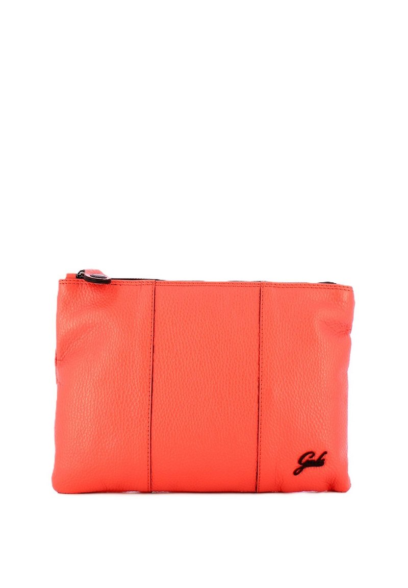 Borsa di pelle rossa con finitura testurizzata, caratterizzata da tre cuciture verticali e una cerniera nera. Logo impresso nell'angolo in basso a destra.