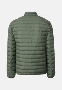 Olivgrön puffjacka, quiltat mönster, lättviktsmaterial, ståkrage och elastiska ärmslut. Ingen synlig märkning eller detaljer.