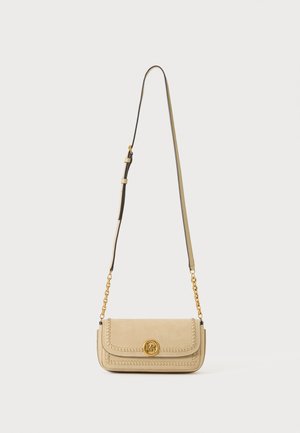 Geantă crossbody din piele bej, cu accente de lanț auriu, design cu margine cusută și încuietoare rotundă auriu cu logo pe clapeta frontală.