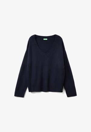 Jersey de punto azul marino con escote en V, puños y dobladillo acanalados. Presenta un corte holgado y una tela texturizada para mayor calidez. Etiqueta interior verde visible.