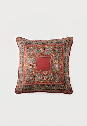 Cuscino decorativo quadrato con motivo paisley floreale intricato in rosso, blu, rosa e oro e bordo intrecciato.