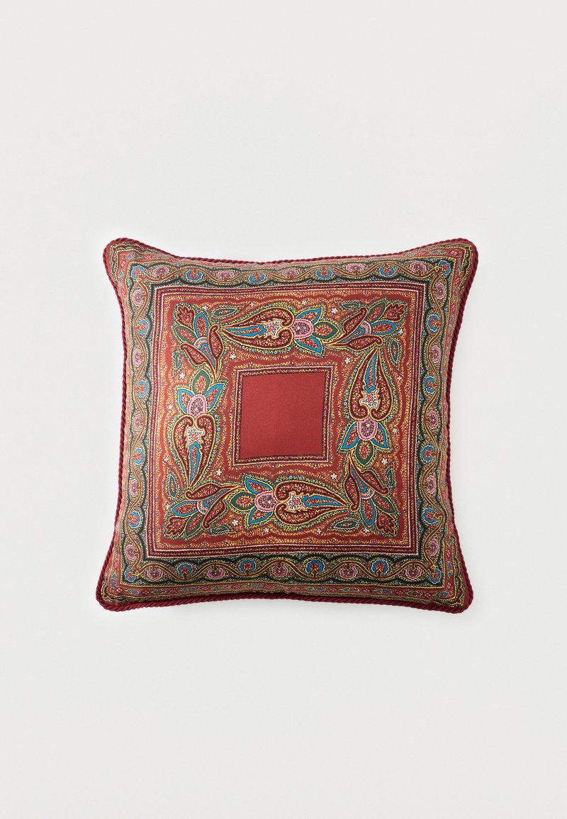Coussin décoratif carré avec un motif floral cachemire complexe en rouge, bleu, rose et or, bordé d'une finition tressée.