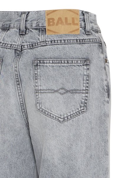 Lichtgrijze denim jeans hebben een klassiek ontwerp met een logo-patch op de tailleband en een achterzak met gestikte details.