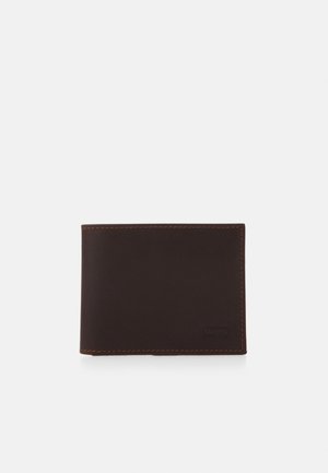 Portafoglio in pelle marrone scuro con cuciture arancioni, caratterizzato da una superficie liscia, forma rettangolare slim e un logo in rilievo discreto sul davanti.