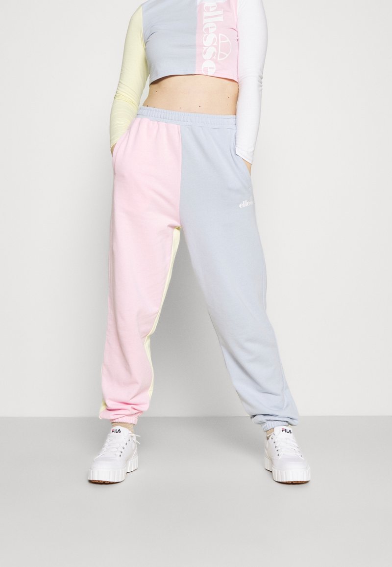 Lehké tepláky s barevnými bloky v růžové, modré a žluté barvě s pasem na stažení a manžetami u kotníků. Detaily loga vpředu.