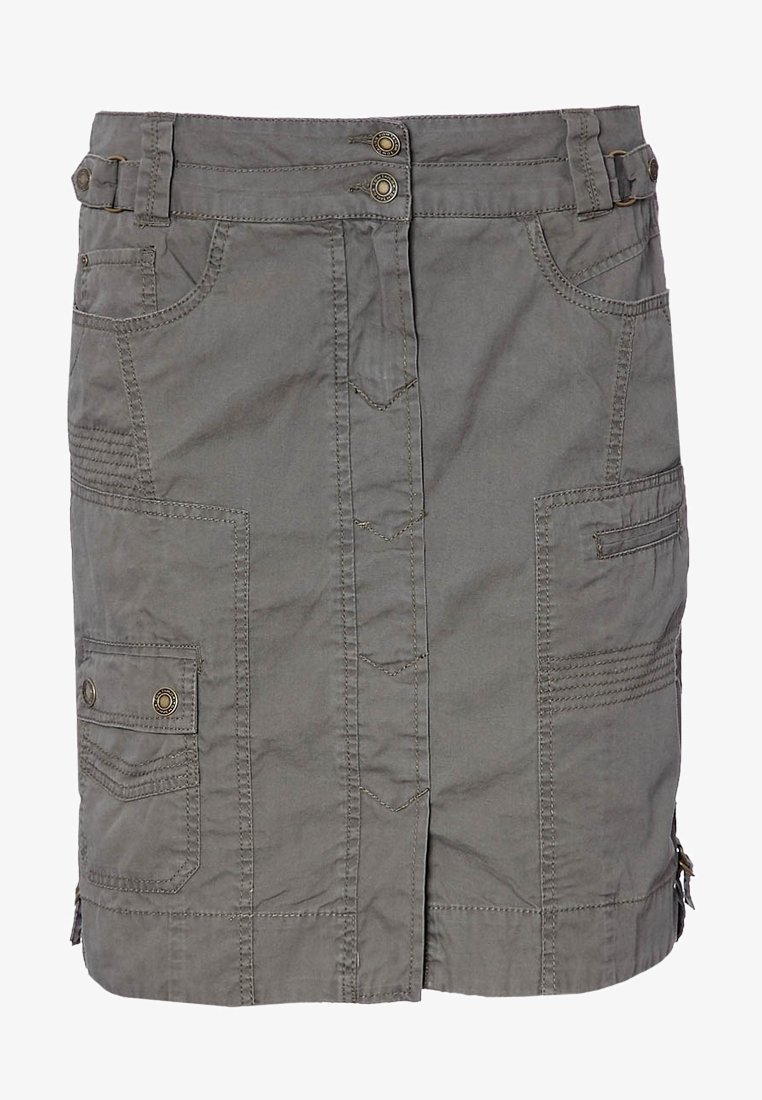 Jupe cargo grise longueur genou avec boutons devant, passants de ceinture, surpiqûres visibles, multiples poches et une fente devant à l’ourlet.