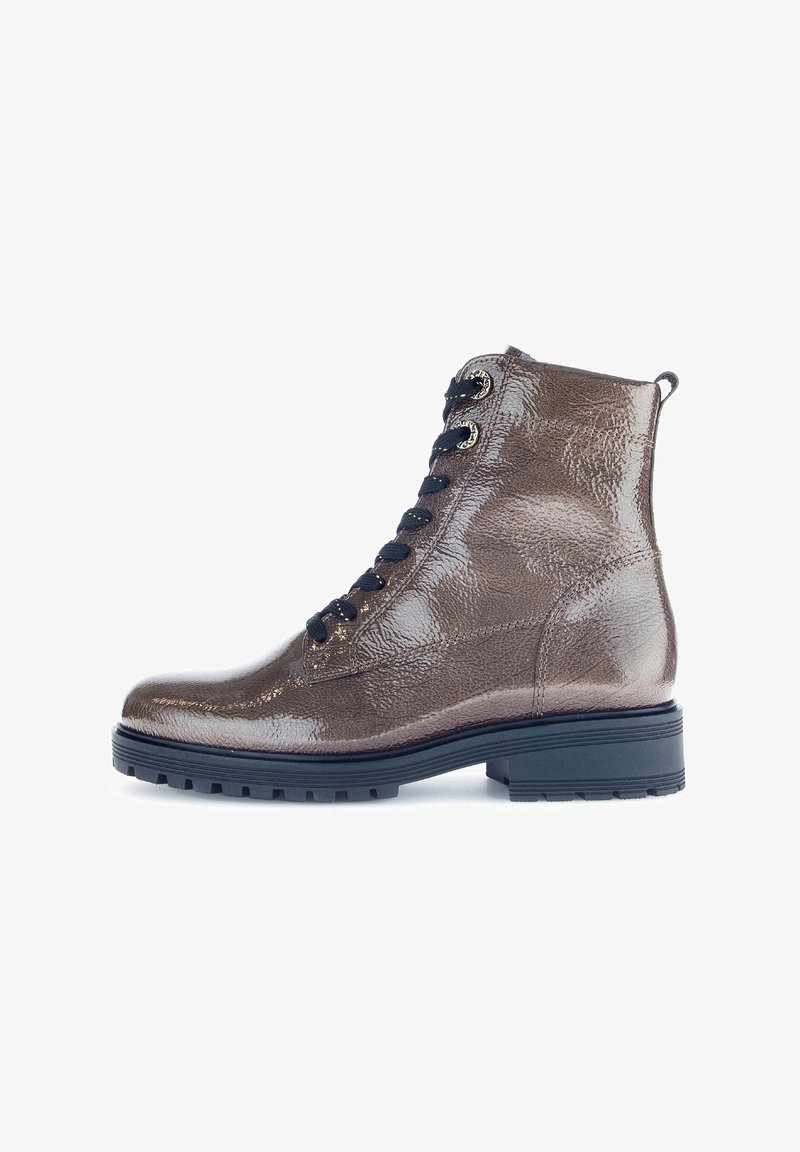 Bottine métallisée marron avec une finition texturée, lacets noirs, bout rond et semelle en caoutchouc noir durable. Dispose d'un petit talon et d'une languette.