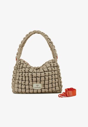 Beige gepolsterte Handtasche mit weicher, strukturierter Oberfläche; verfügt über einen geschwungenen Griff und beinhaltet einen abnehmbaren roten Riemen. Zeigt ein Logoetikett.