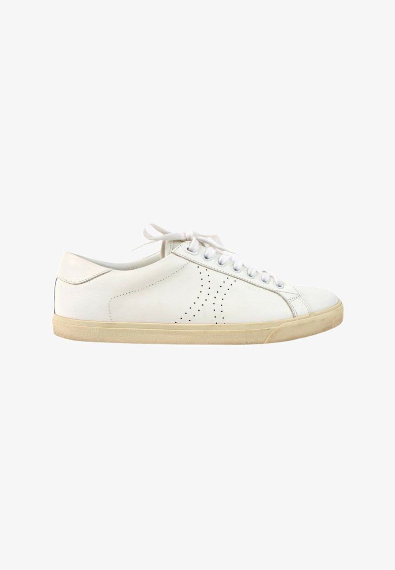Baskets basses blanches en cuir avec semelle beige, lacets à l’avant et motif perforé sur le côté, vues de profil droit.