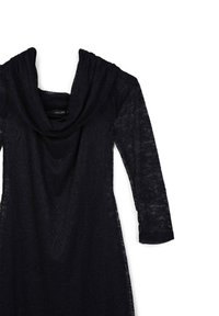 Robe en dentelle noire avec un col drapé, des manches longues et des motifs floraux complexes. Sa texture douce et sa silhouette structurée mettent en valeur son design.