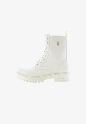 Weiße knöchelhohe Schnürstiefel mit dickem Sohlenprofil und goldenem Pferdelogo an der Seite, ausgestattet mit U.S. Polo Assn. Branding auf der Sohle.