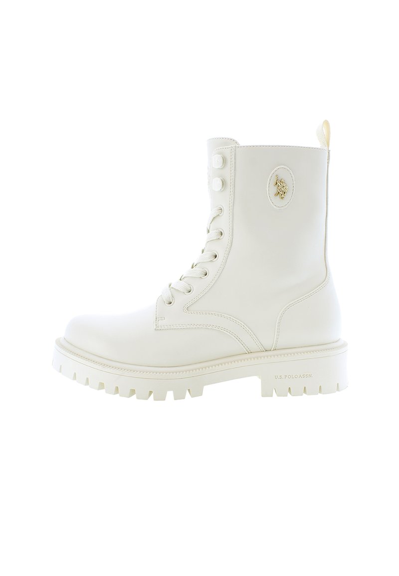 Stivale bianco al polpaccio con lacci, suola chunky e logo dorato a forma di cavallo sul lato, con marchio U.S. Polo Assn. sulla suola.