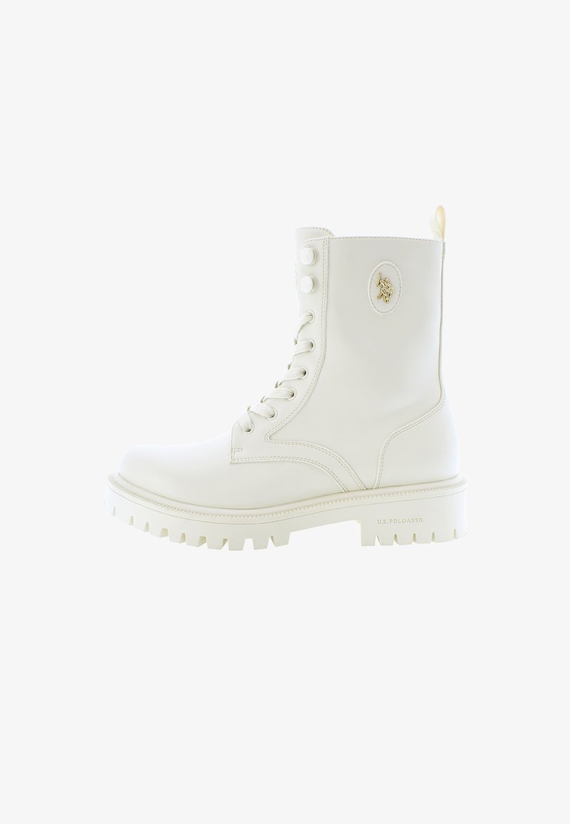 Botín blanco de cordones hasta la mitad de la pantorrilla con suela gruesa y logotipo dorado de caballo en el lateral, con la marca U.S. Polo Assn. en la suela.