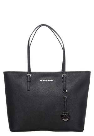 Czarna torba typu tote Michael Kors z podwójnymi ramiączkami, teksturowaną powierzchnią i okrągłym zawieszonym na jednym pasku breloczkiem z logo MK.
