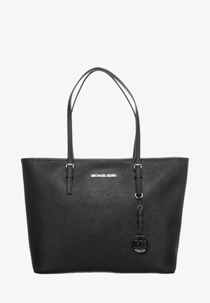 Czarna torba typu tote Michael Kors z podwójnymi ramiączkami, teksturowaną powierzchnią i okrągłym zawieszonym na jednym pasku breloczkiem z logo MK.