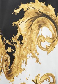 Στριφογυριστά μοτίβα με χρυσές και καφέ μπαρόκ ανθοφόρες και πιτσιλιές σε μαύρο και λευκό φόντο.