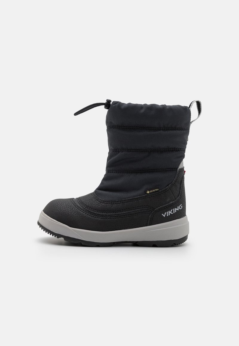 Botte d'hiver noire avec un dessus en nylon matelassé, semelle en caoutchouc, fermeture à cordon et marquage "GORE-TEX" sur le côté.