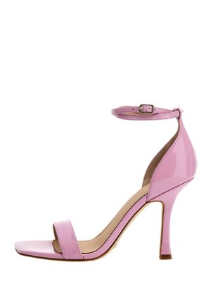 Sandal in vernice rosa con tacco alto, punta quadrata, cinturino alla caviglia e un elegante tacco a stiletto. Texture liscia con pochi accenti.
