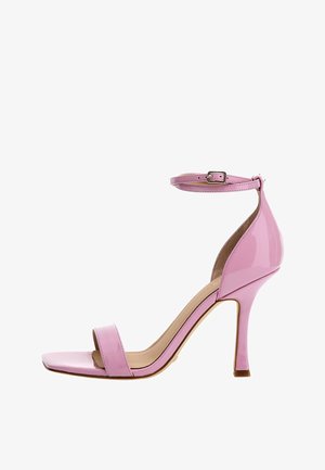 Sandal in vernice rosa con tacco alto, punta quadrata, cinturino alla caviglia e un elegante tacco a stiletto. Texture liscia con pochi accenti.