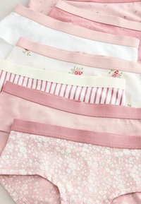 Neuf paires de culottes pour femmes dans différentes nuances de rose et de blanc, avec des motifs floraux et rayés, dotées de ceintures en élastique douces.