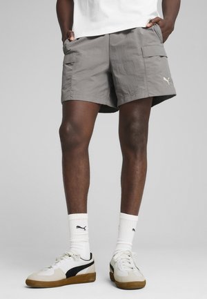 WARDROBE ESS RELAXED - Shorts - cast iron
