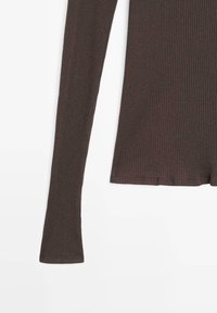 Ripp-Longsleeve-Oberteil in Dunkelbraun mit tailliertem Schnitt und weichem Material. Der Saum ist dezent verarbeitet, und die Ärmel sind schmal zulaufend.