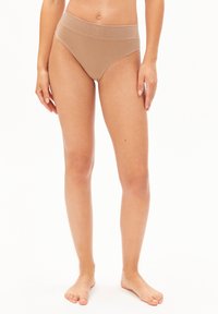 Beige Unterwäsche mit hoher Taille aus glattem, dehnbarem Stoff und subtiler Rippenstruktur, ausgestattet mit einem breiten Komfortbund an der Taille.