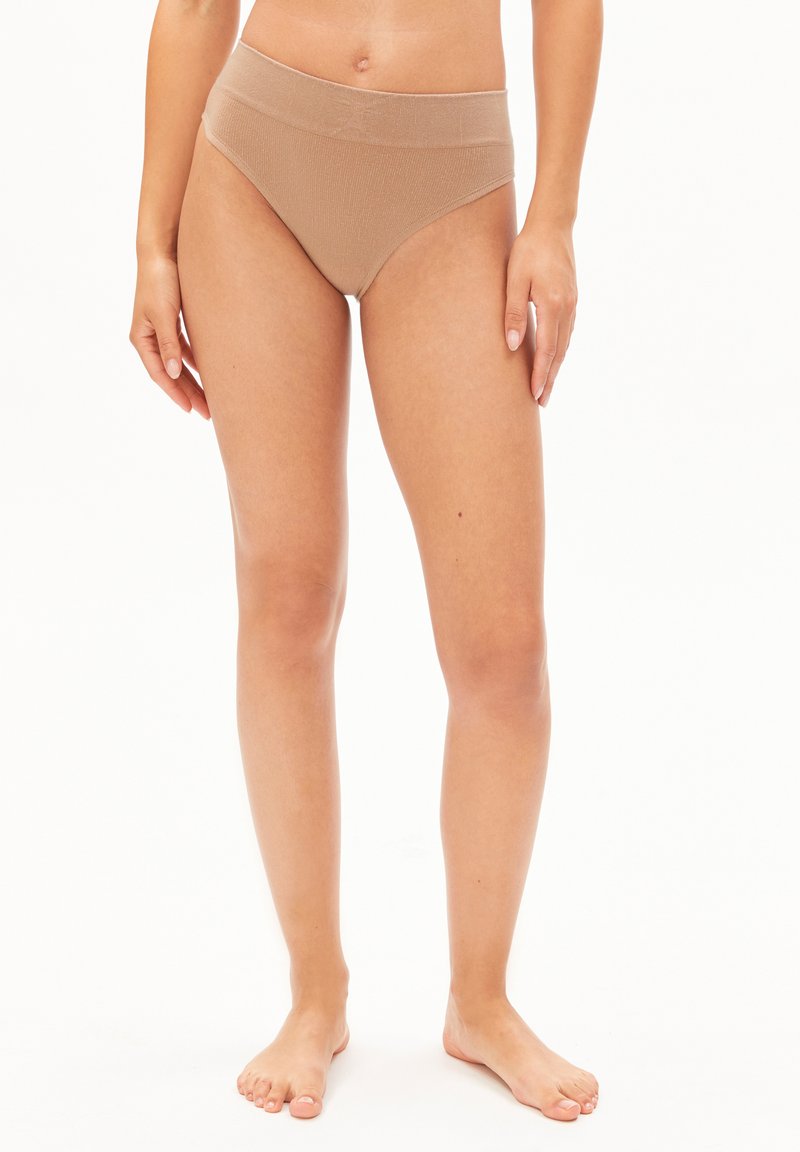 Beige Unterwäsche mit hoher Taille aus glattem, dehnbarem Stoff und subtiler Rippenstruktur, ausgestattet mit einem breiten Komfortbund an der Taille.