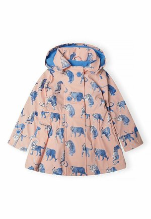 Imperméable en matériau léger et étanche. Rose avec une doublure bleue, featuring un imprimé tigre répété dans des nuances de bleu. Conception avec capuche.