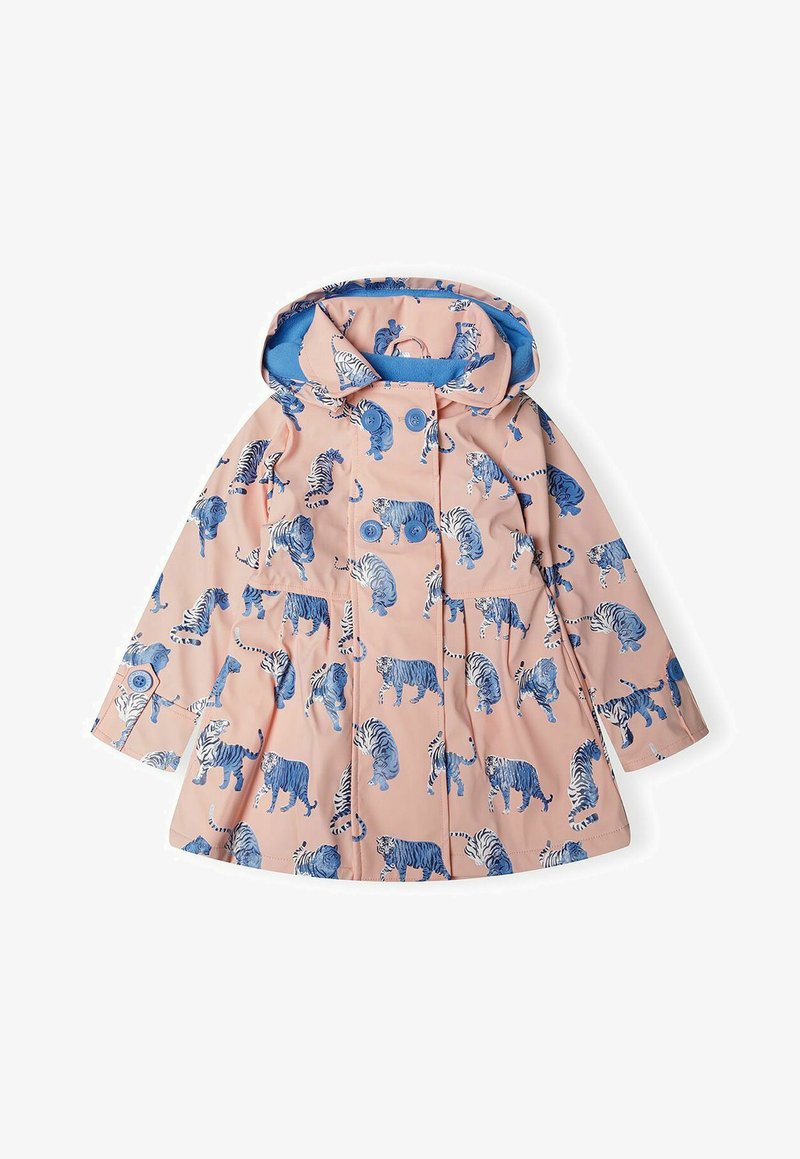 Lengvas, vandeniui atsparus paltas. Rožinės spalvos su mėlynu pamušalu, su pakartotine tigro raštu įvairių atspalvių mėlynos spalvos. Su gobtuvu.