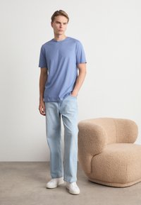BOSS THOMPSON - Basic póló - open blue thirty